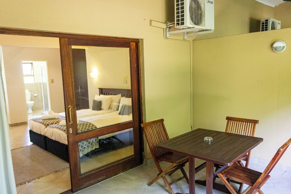 Фото Hotel Numbi and Garden Suites