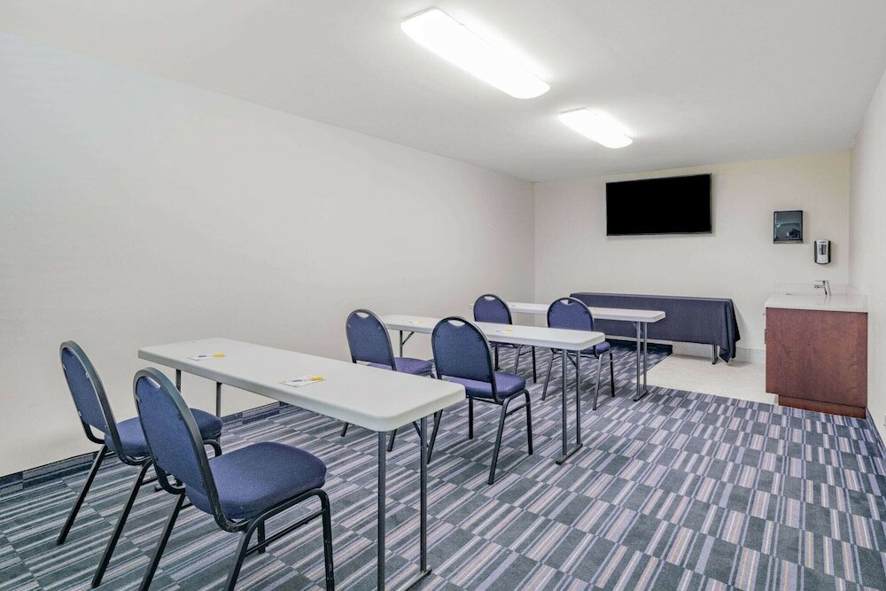 Фото Days Inn and Suites by Wyndham Oxford