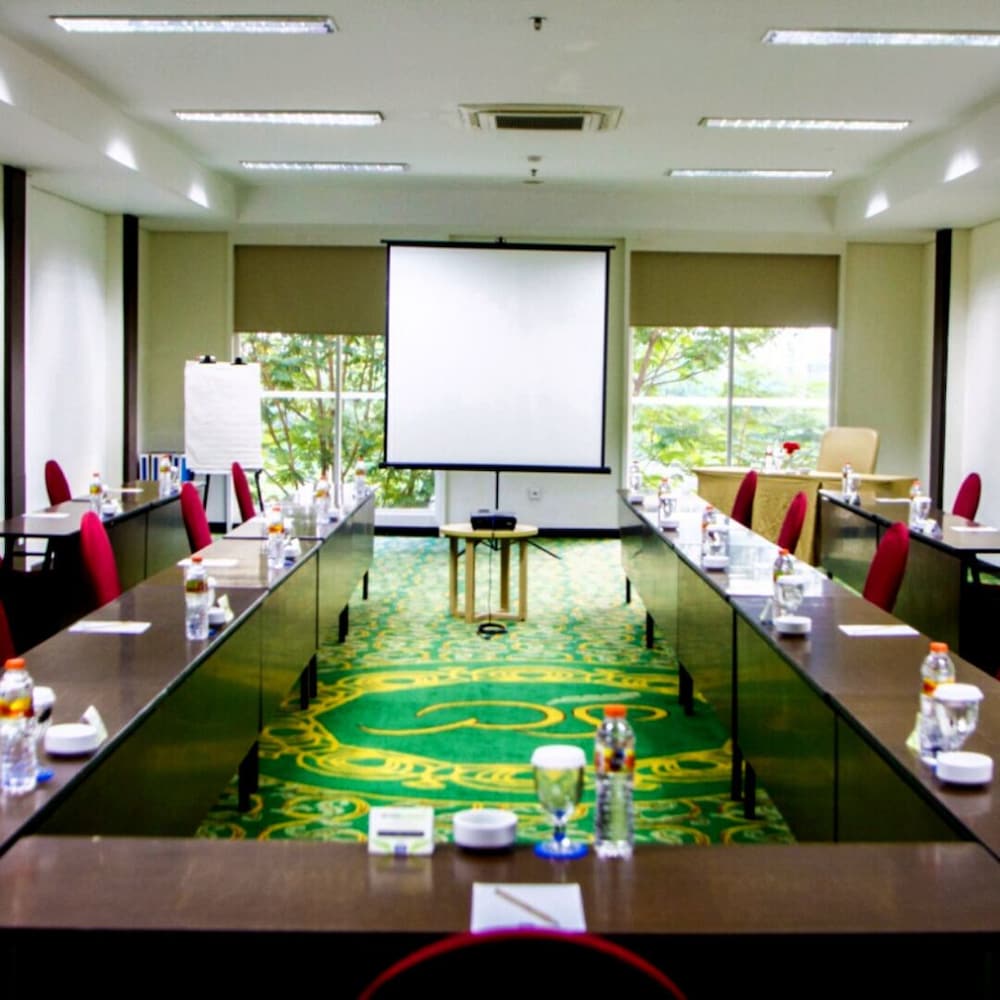 Фото Days Hotel & Suites by Wyndham Jakarta Airport