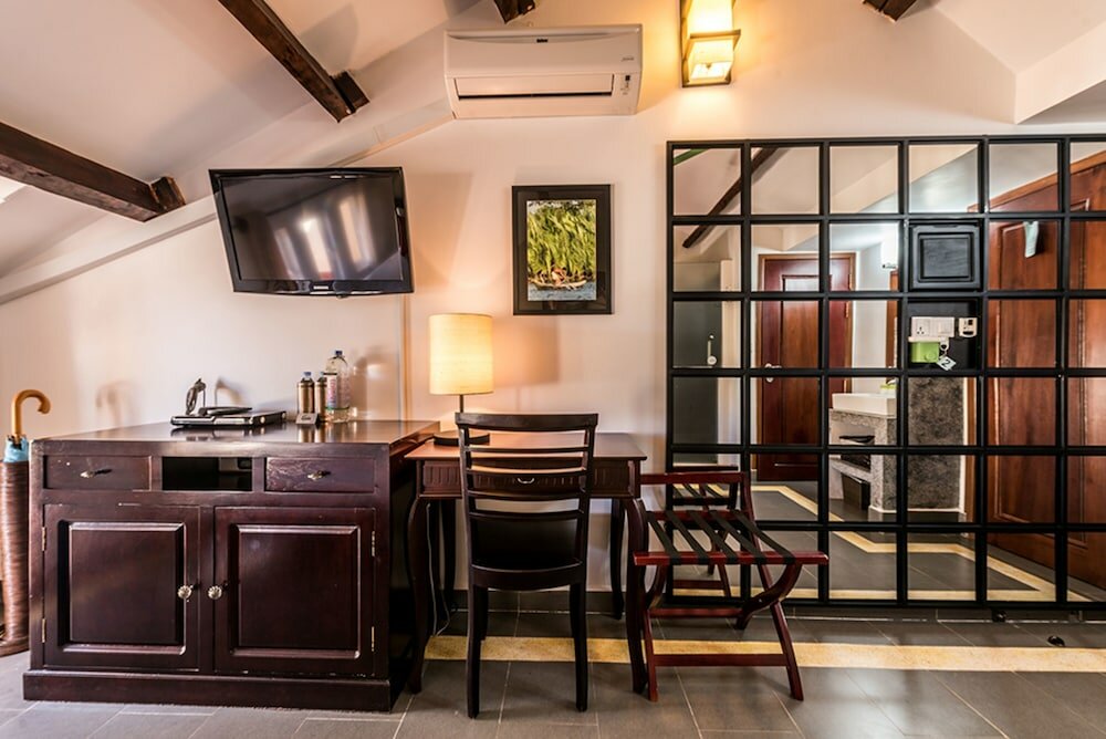 Фото The Columns Hotel