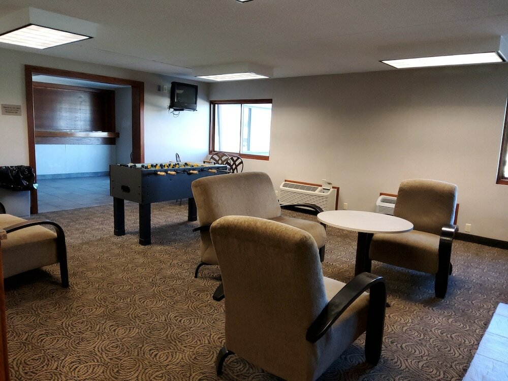 Фото Klopfenstein Inn and Suites