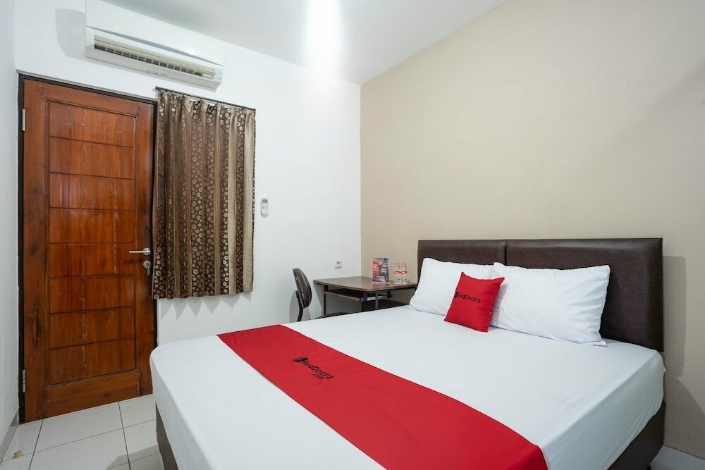 Hotel RedDoorz near Eka Hospital Bsd City, Earth, photo