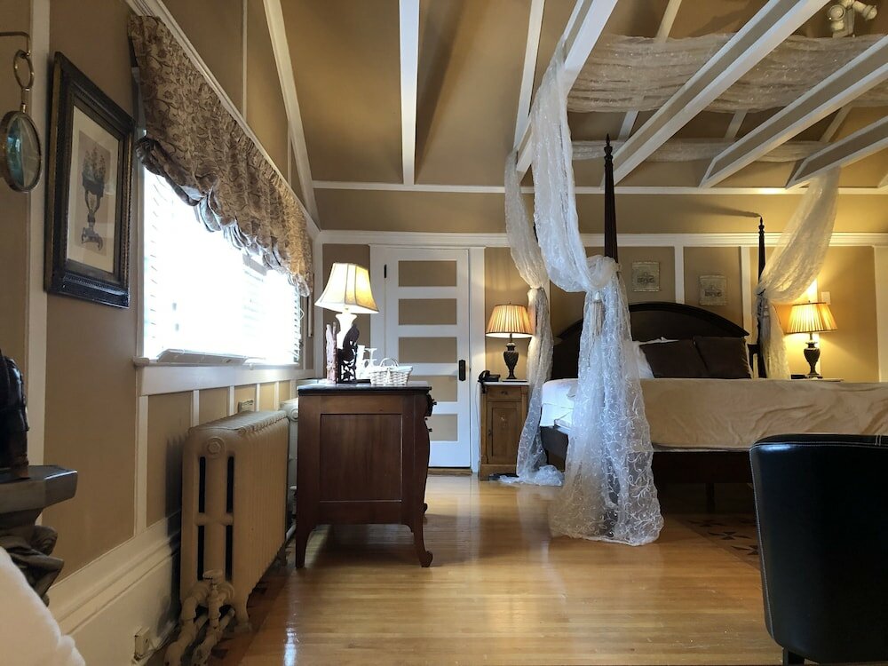 Фото Leaside Manor by The Leaside Group