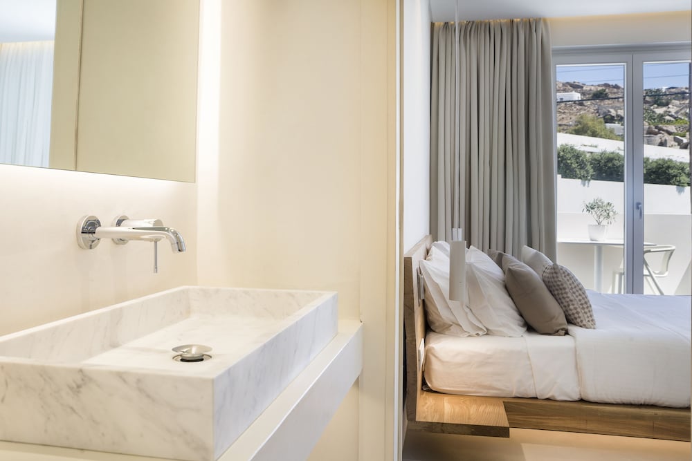 Фото Mykonos Dove Beachfront Hotel