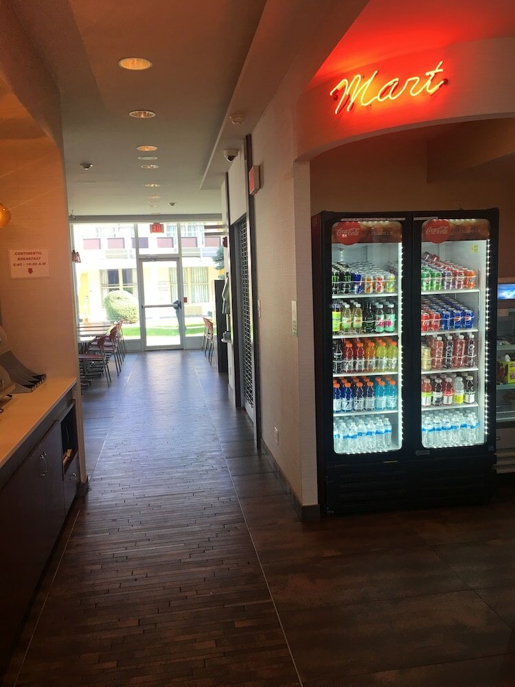 Фото Ramada by Wyndham Rockville Centre