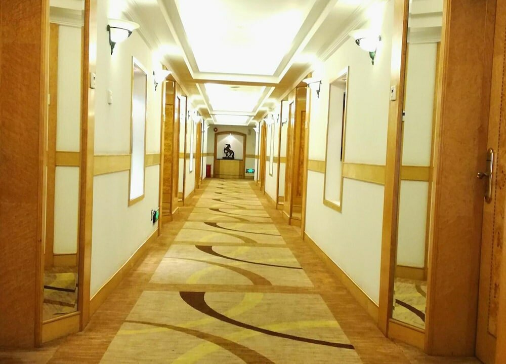 Фото Golden Lustre Hotel