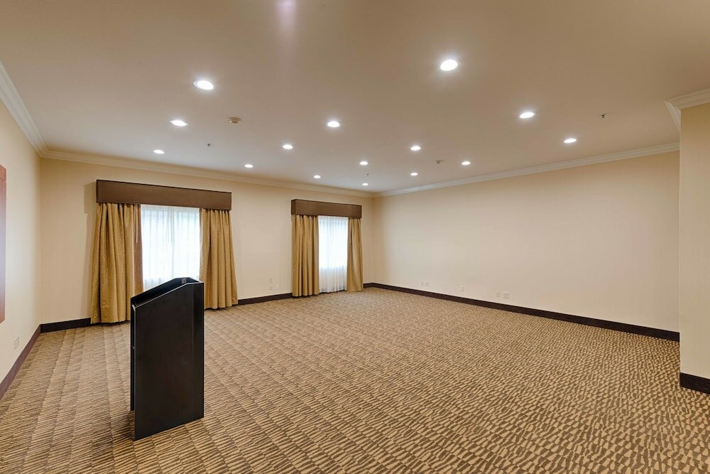 Фото Best Western Plus Delta Inn & Suites