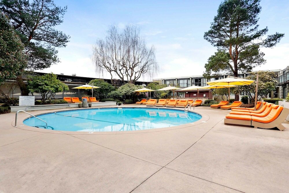 Фото Sandman Signature Vancouver Airport Hotel & Resort