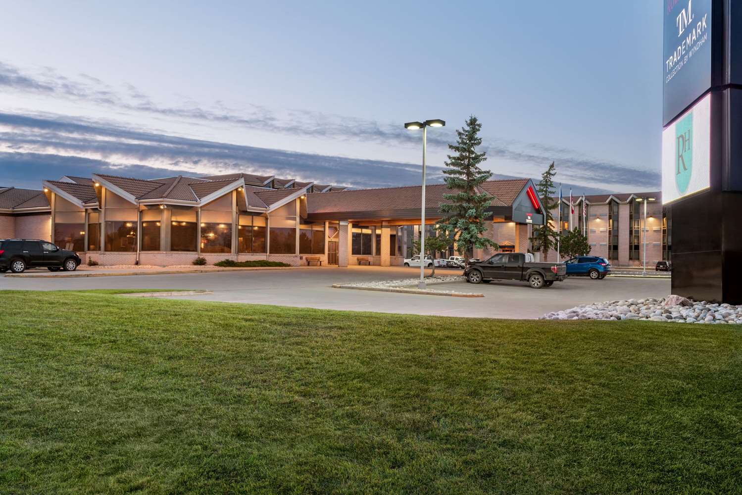 Фото Royal West Edmonton, trademark Collection