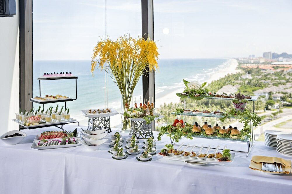 Фото Yarra Ocean Suites Danang