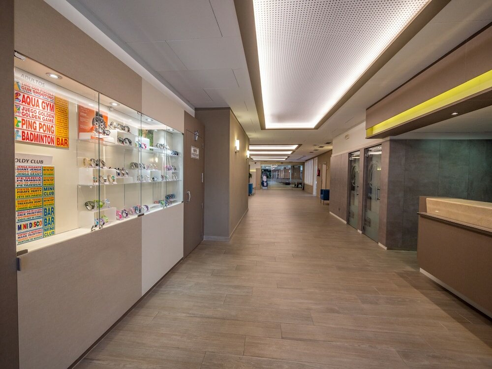 Фото Golden Avenida Family Suites