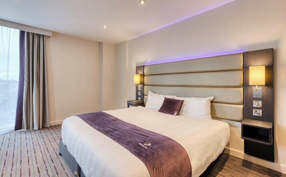 Фото Premier Inn London New Southgate Hotel
