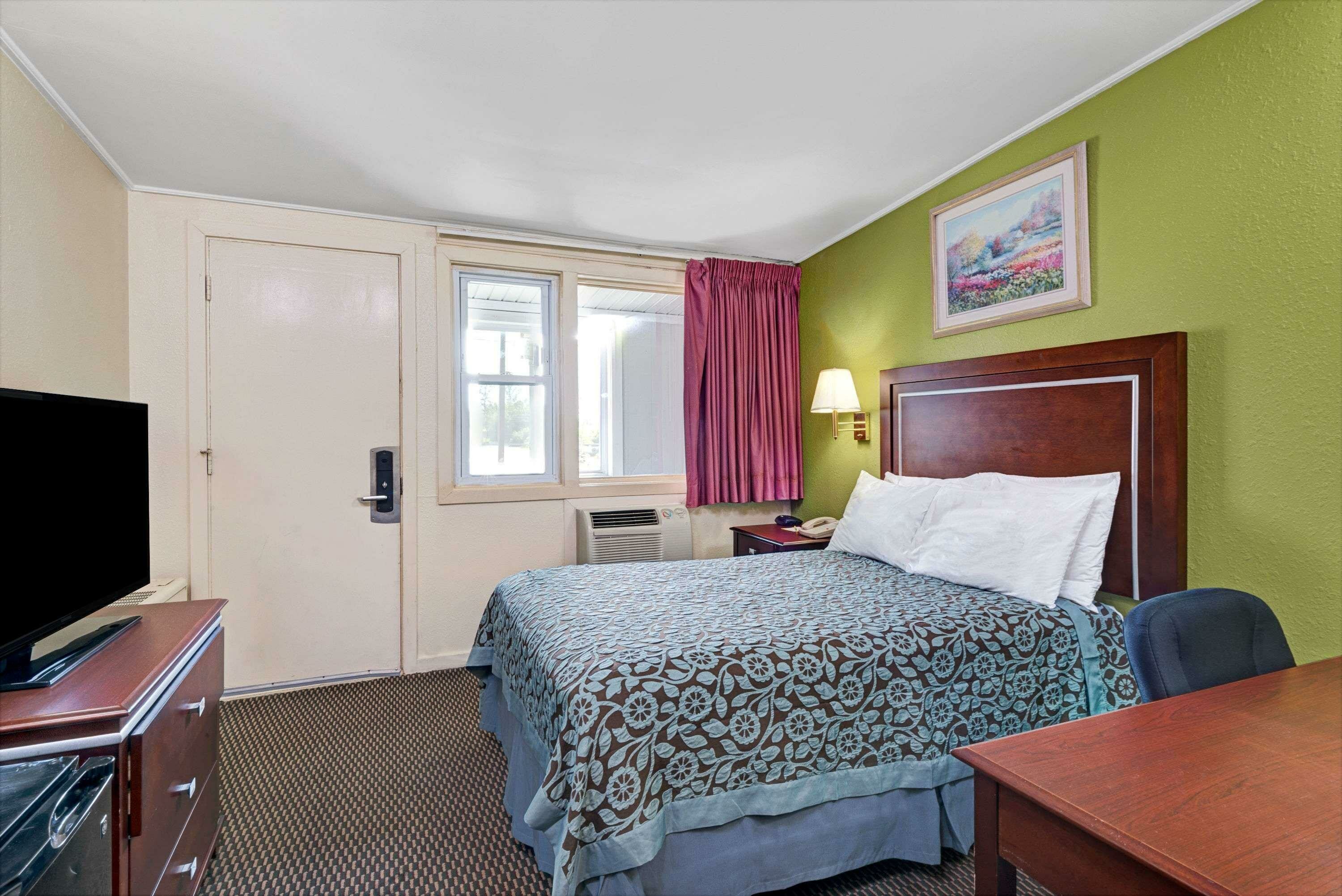 Фото Days Inn by Wyndham Kittery