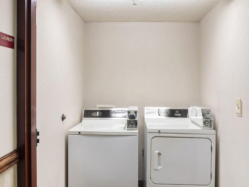 Фото Oyo Hotel Adairsville Hwy 140