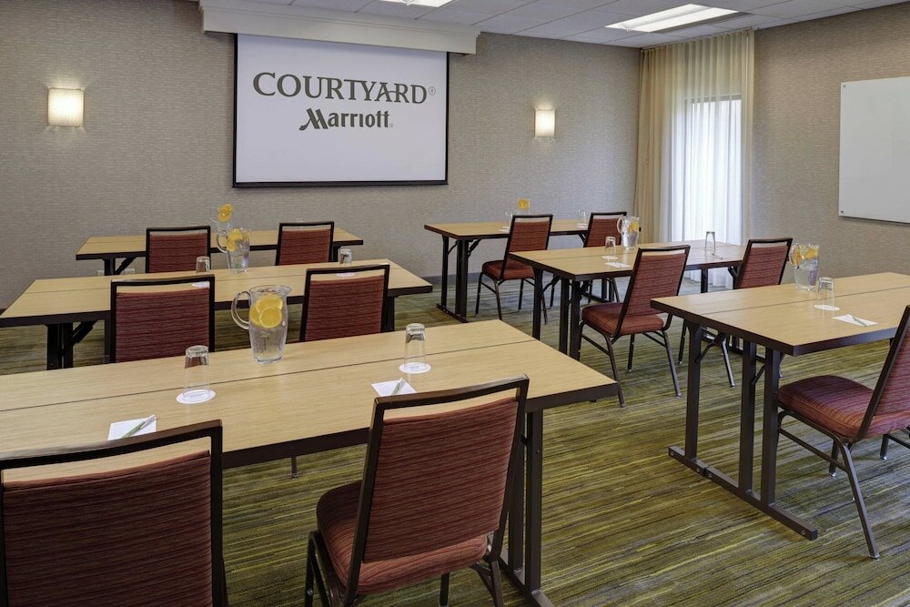 Фото Courtyard by Marriott Indianapolis Airport