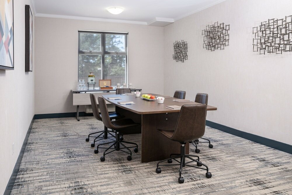 Фото Four Points by Sheraton Victoria Gateway