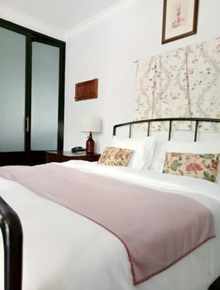 Фото Brown Feather Hotel