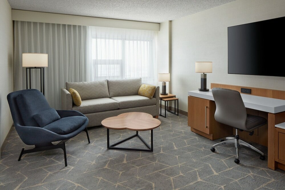 Фото Delta Hotels Calgary Airport In Terminal