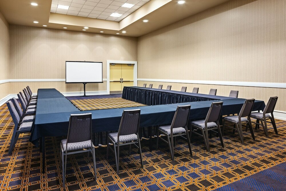 Фото Sheraton Overland Park Hotel at the Convention Center