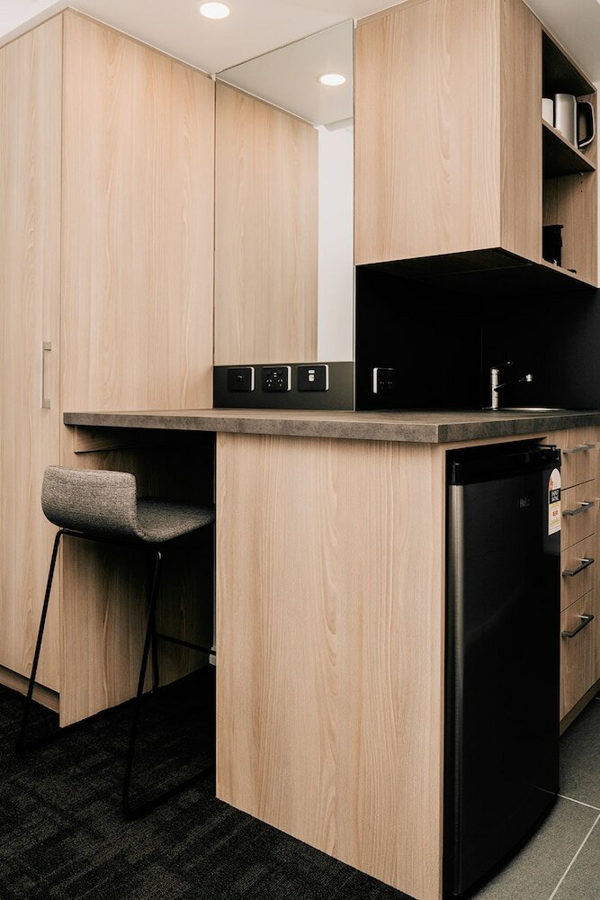 Фото Toms Court Hotel