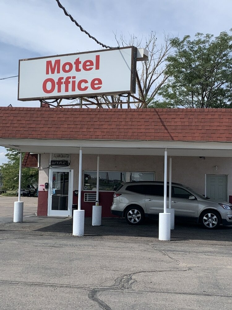 Фото Country Manor Motel Watkins