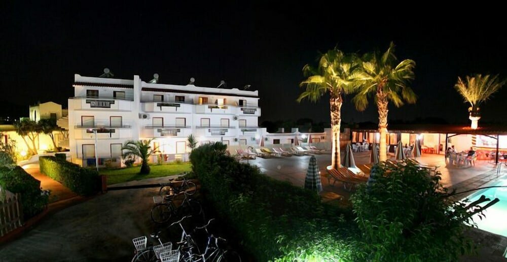 Фото Sandy's Studios Apartments & Log Villas