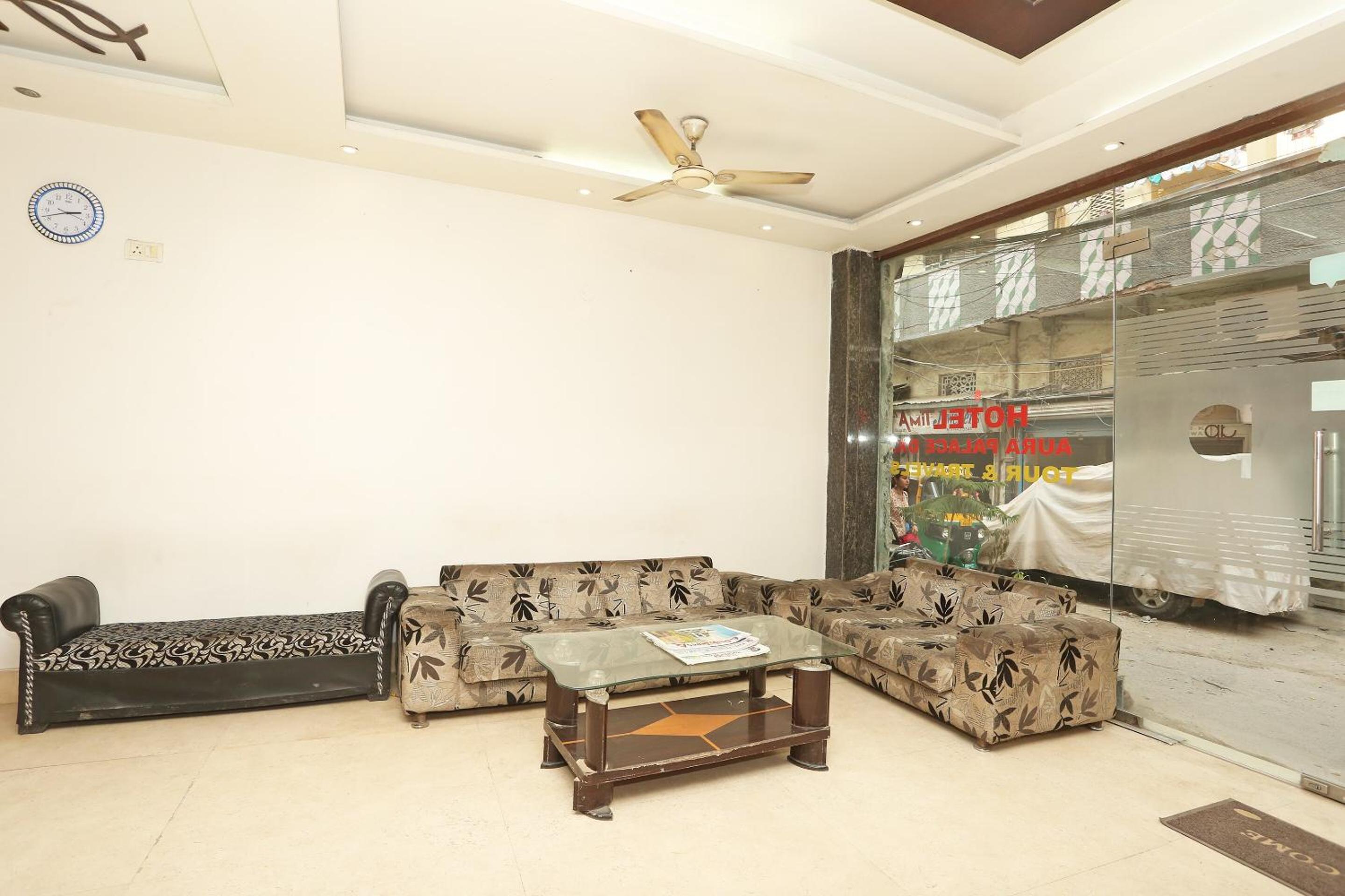 Фото Oyo 9726 Hotel Aura Palace Deluxe