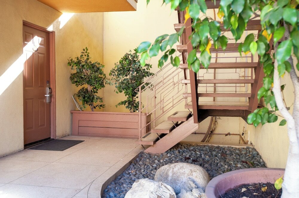 Фото Studio City Court Yard Hotel