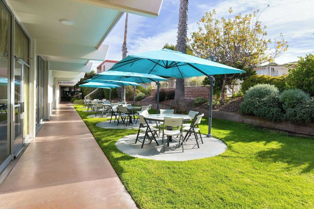 Фото Travelodge by Wyndham Monterey Bay