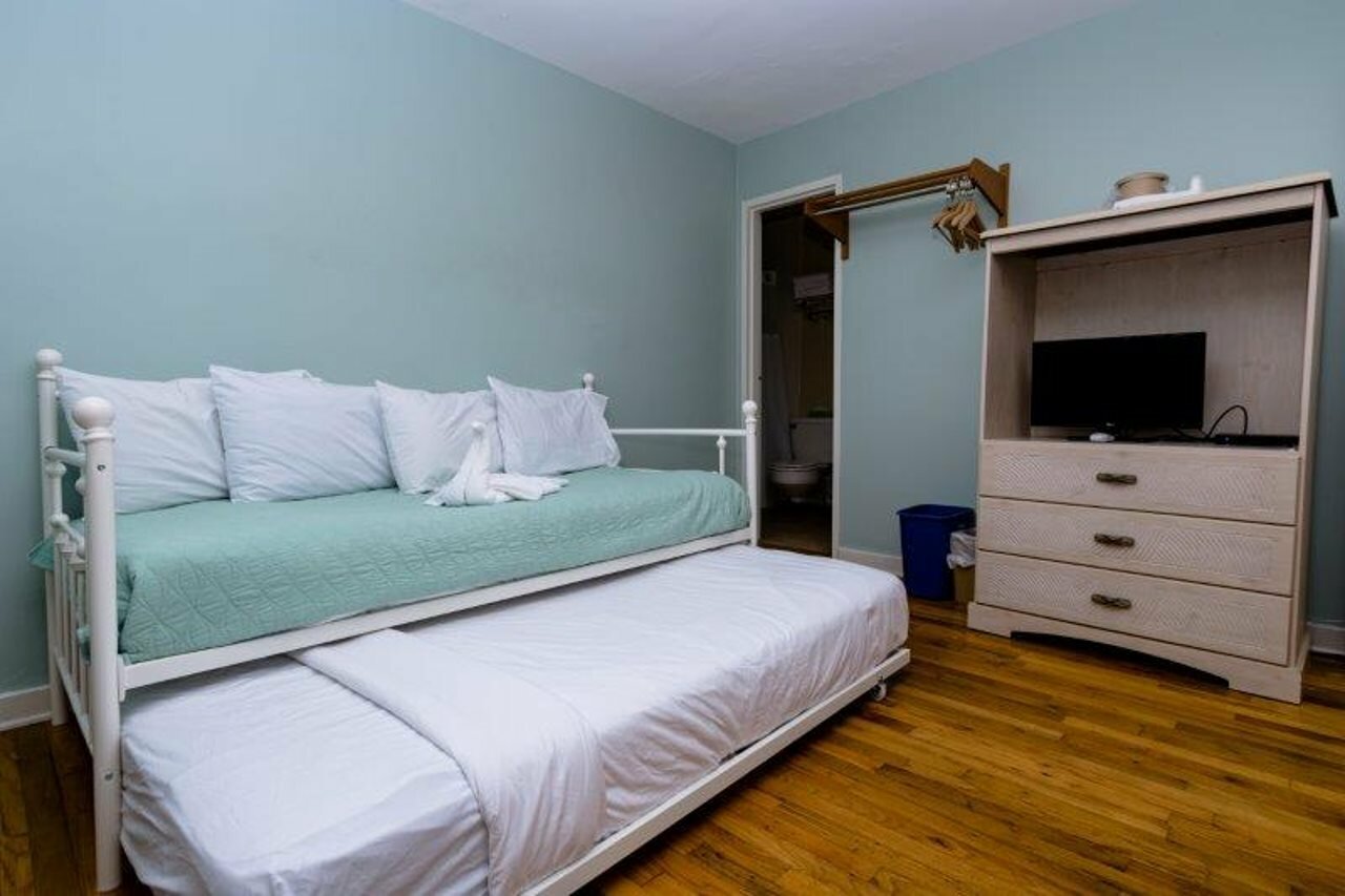 Фото Charlroy Motel