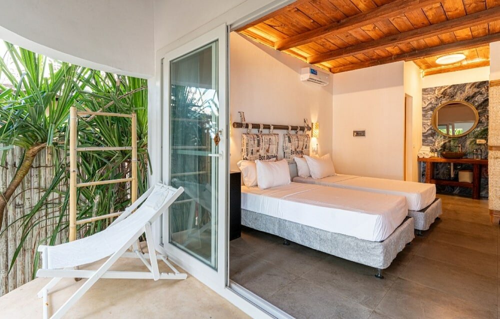 Фото Coral Rocks Hotel & Restaurant