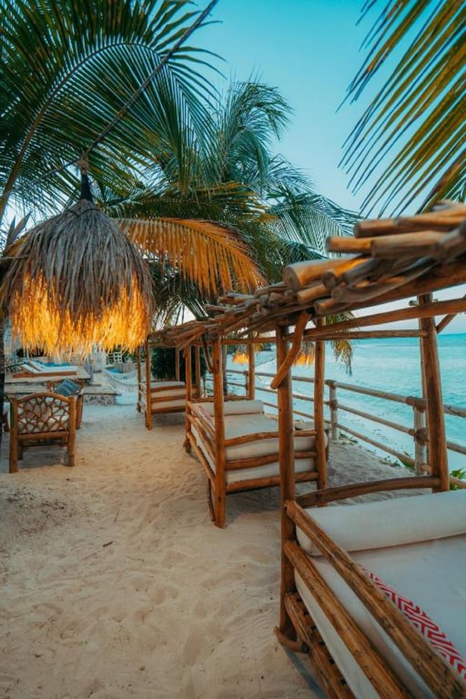 Фото Coral Rocks Hotel & Restaurant