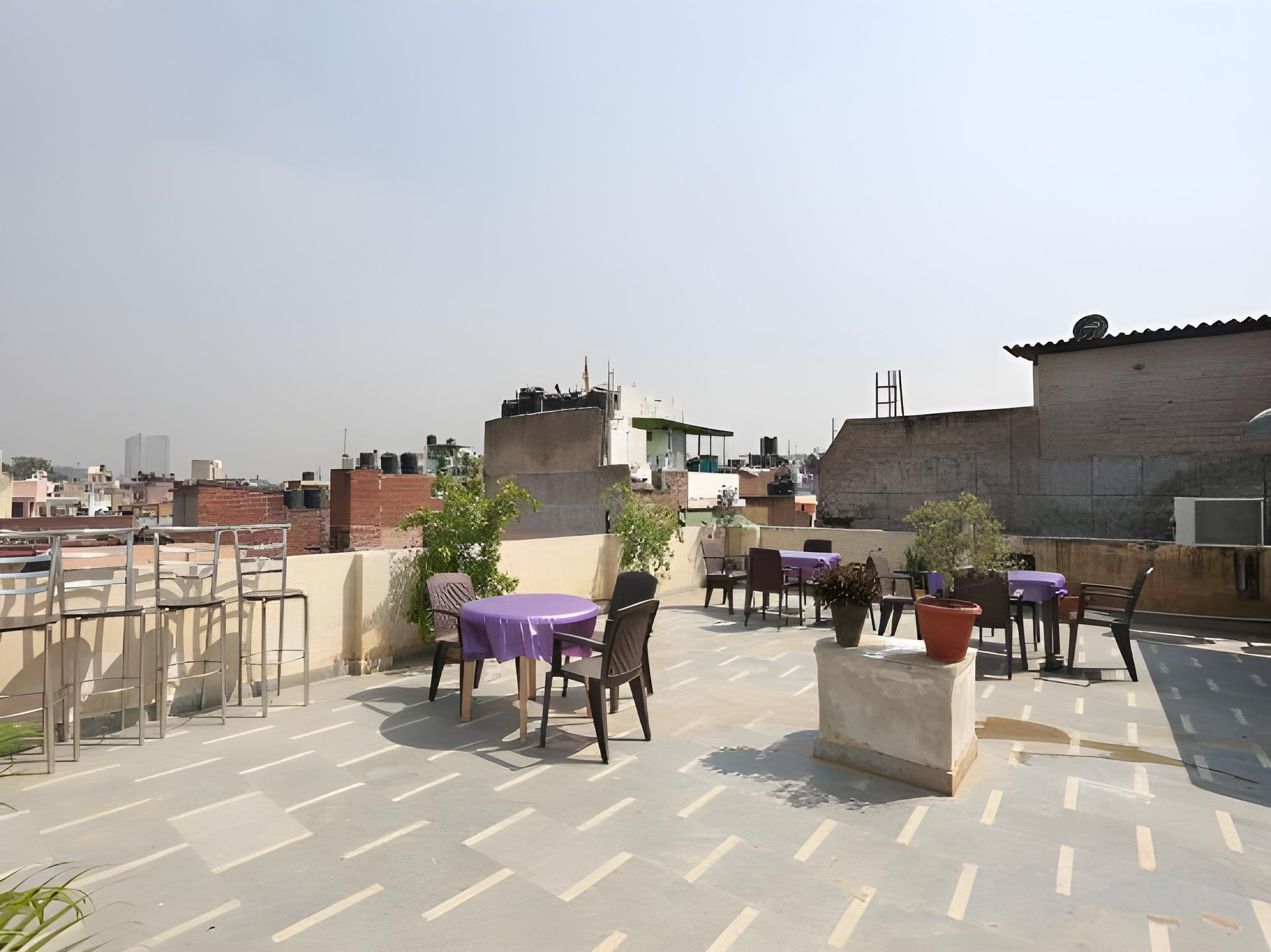 Фото Oyo 9726 Hotel Aura Palace Deluxe