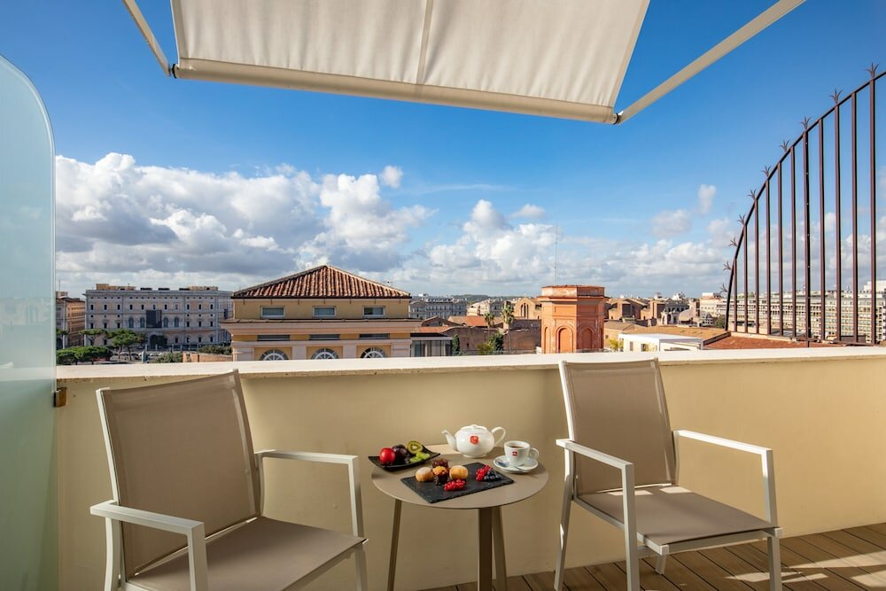 Фото The Independent Hotel