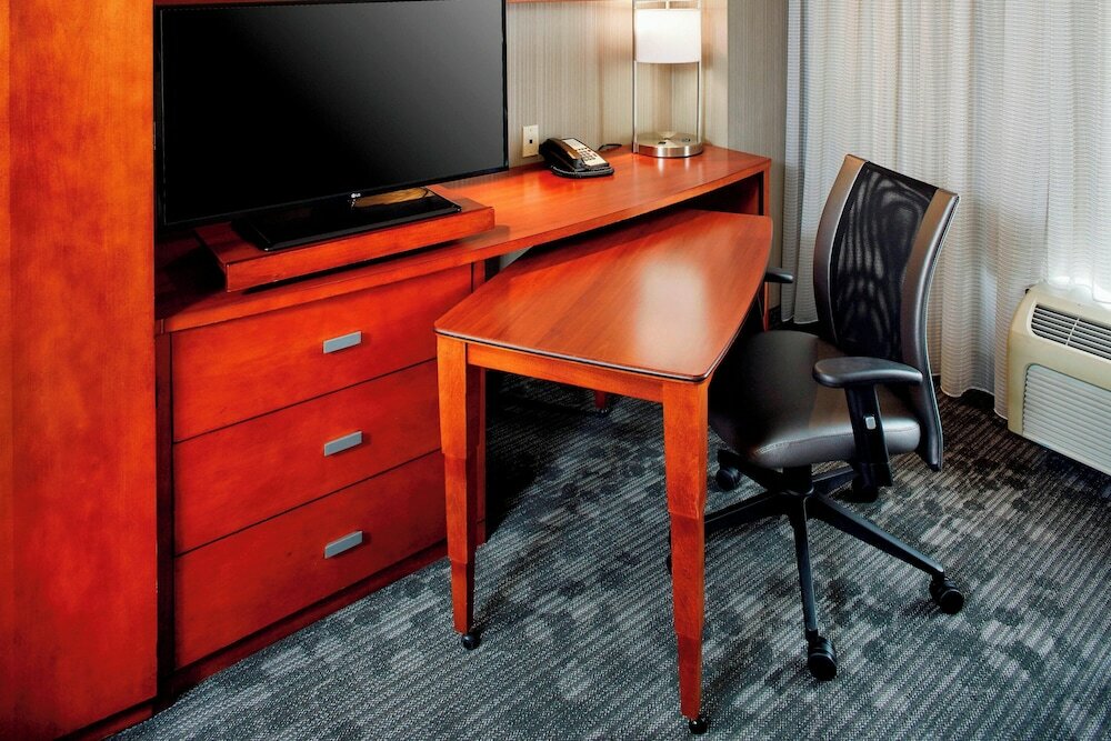 Фото Courtyard by Marriott Hamilton