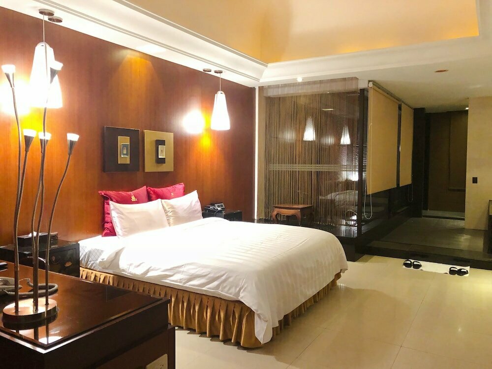 Hotel Q Motel, Earth, photo