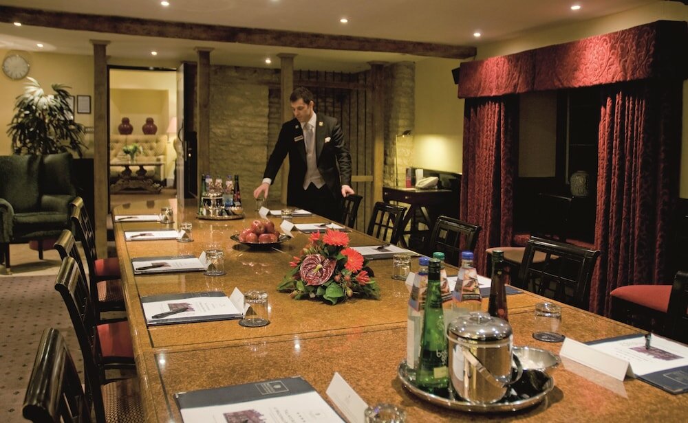 Фото Macdonald Bear Hotel