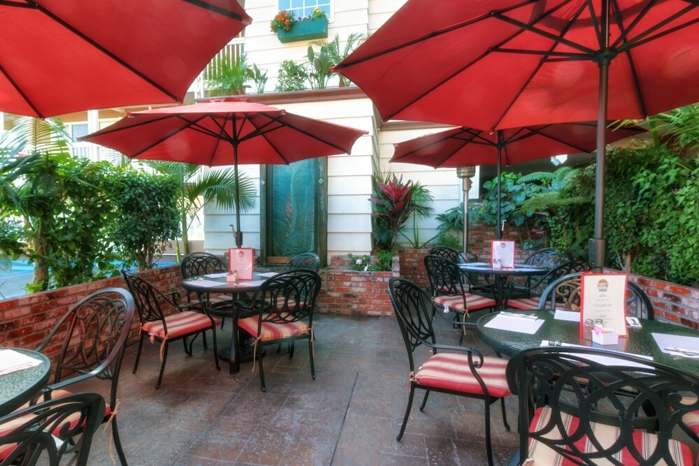 Фото Ramada by Wyndham Costa Mesa/Newport Beach