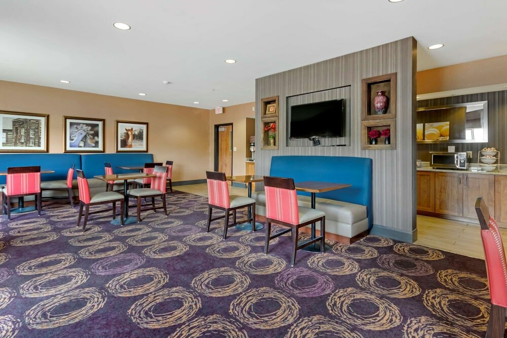 Фото Comfort Inn & Suites Market - Airport