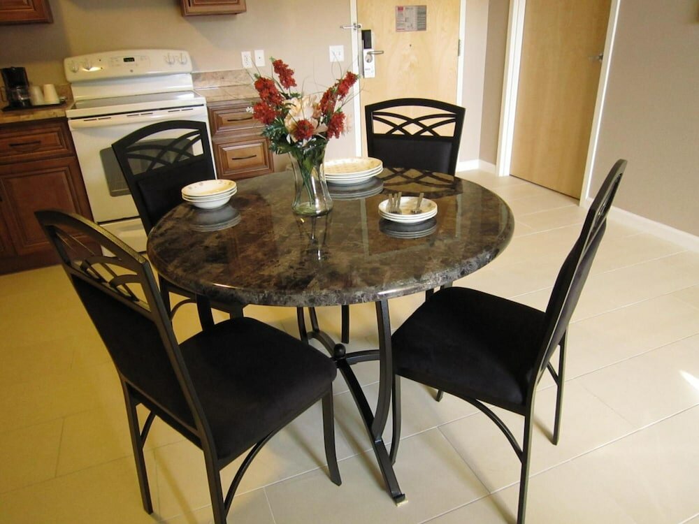 Фото Red Carpet Inn And Suites Monmouth Jtc