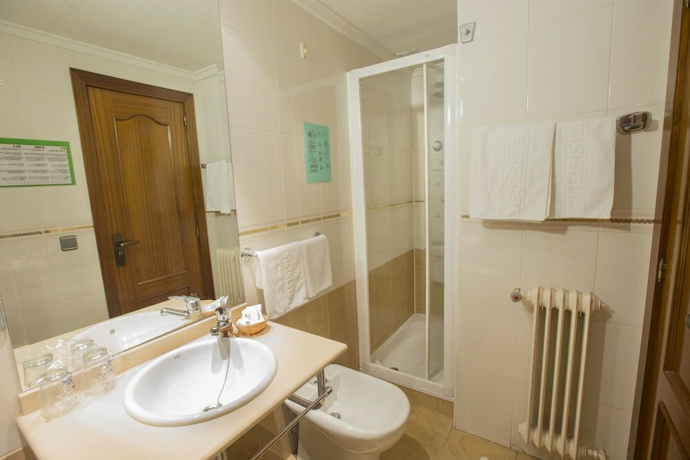 Фото Hotel Reyes Catolicos