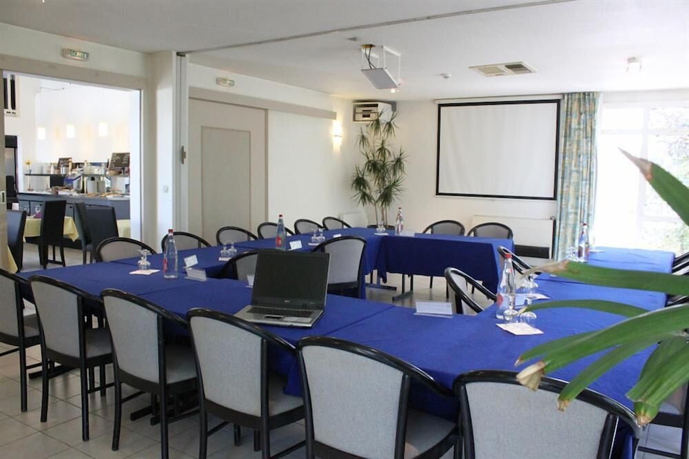 Фото The Originals City, Angers Sud – Le Village 49