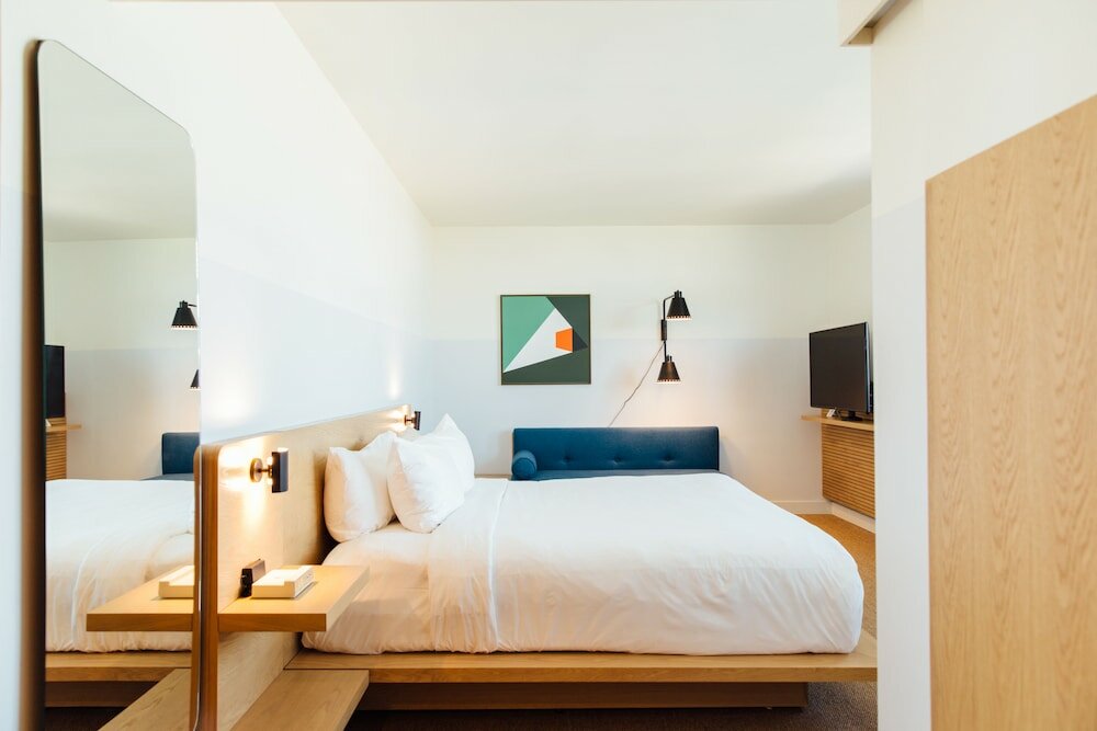 Фото June West La