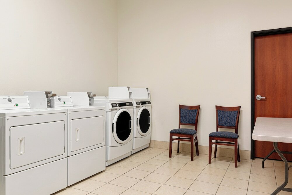 Фото Holiday Inn Express and Suites Bakersfield Central, an Ihg Hotel