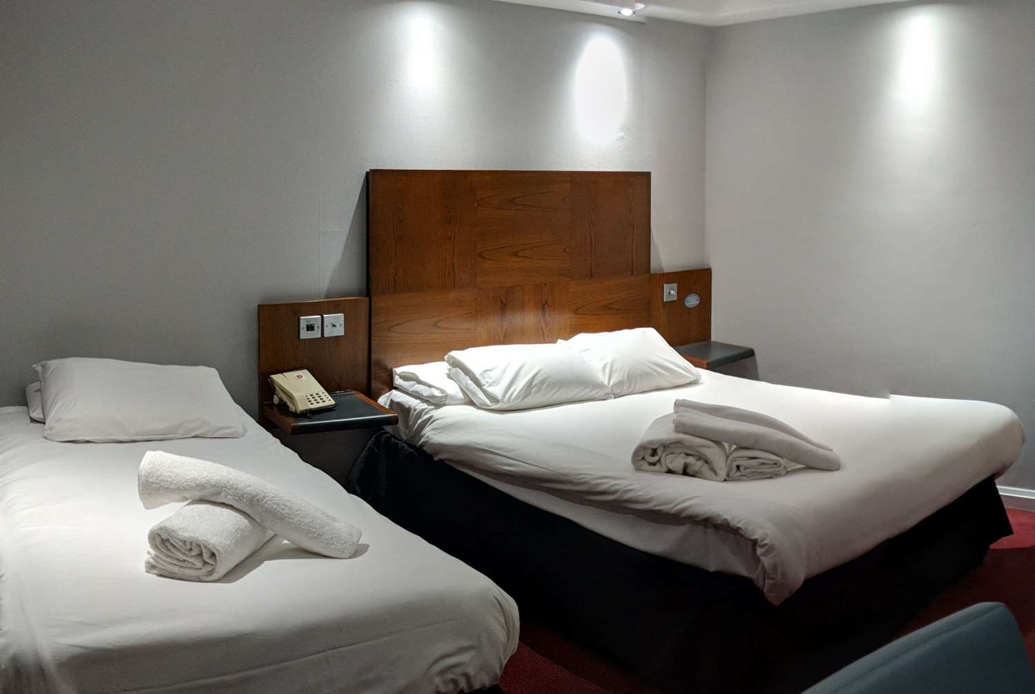 Фото Ramada by Wyndham Loughborough Hotel