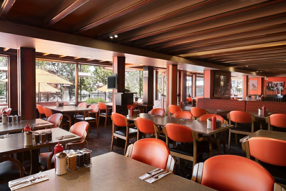 Фото Days Inn by Wyndham Victoria On The Harbour