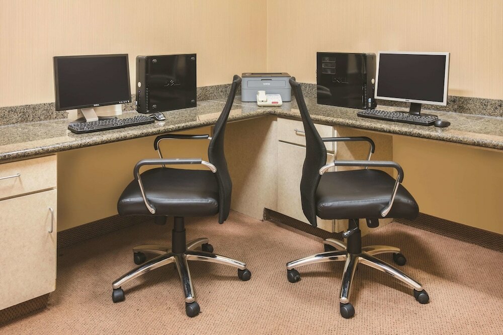 Фото La Quinta Inn & Suites by Wyndham Dallas South-DeSoto