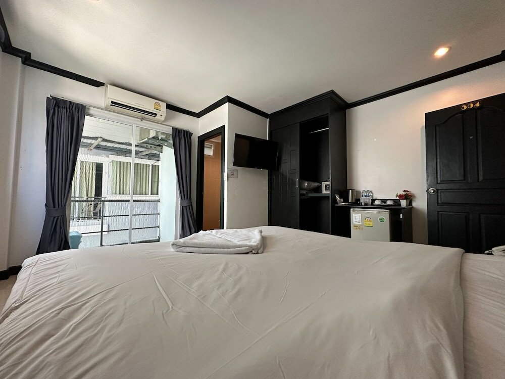 Фото Hallo Patong Hotel & Restaurant