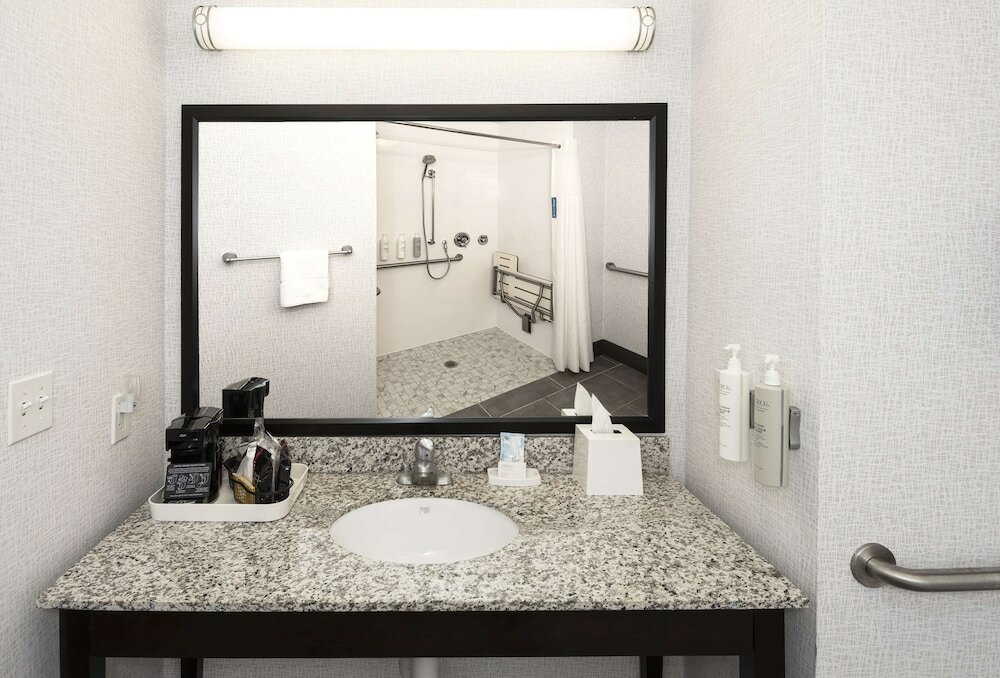 Фото Hampton Inn & Suites Raleigh Downtown