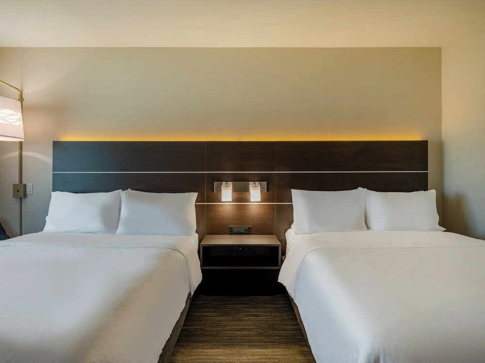 Фото Holiday Inn Express And Suites Watertown, an Ihg Hotel